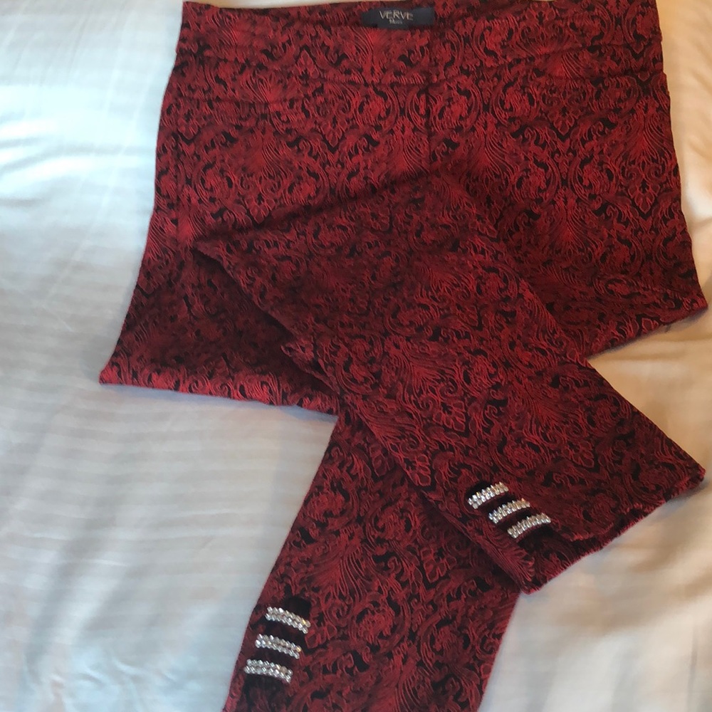 Ladies-Beautiful jacquard print black/red slacks